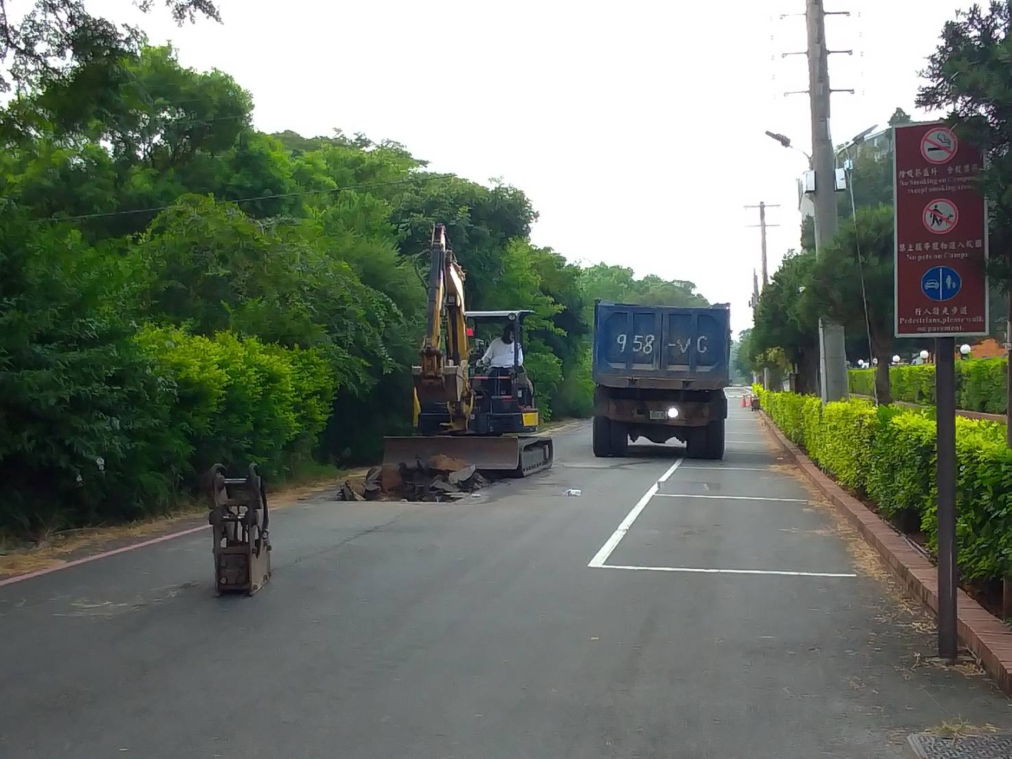 東海北路幼兒園段柏油施工